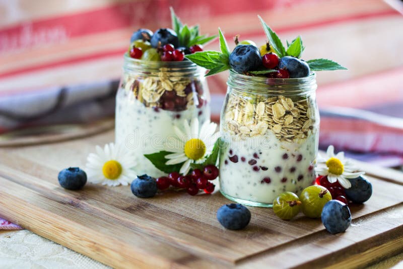 Yoghurt met chiazaden, havermeel en verse vruchten royalty-vrije stock foto Yoghurt met chiazaden, havermeel en verse vruchten royalty-vrije stock foto