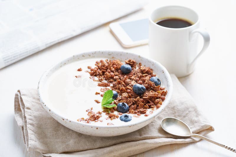 Yoghurt met chocoladegranola, bosbes E stock afbeeldingen Yoghurt met chocoladegranola, bosbes E stock afbeeldingen