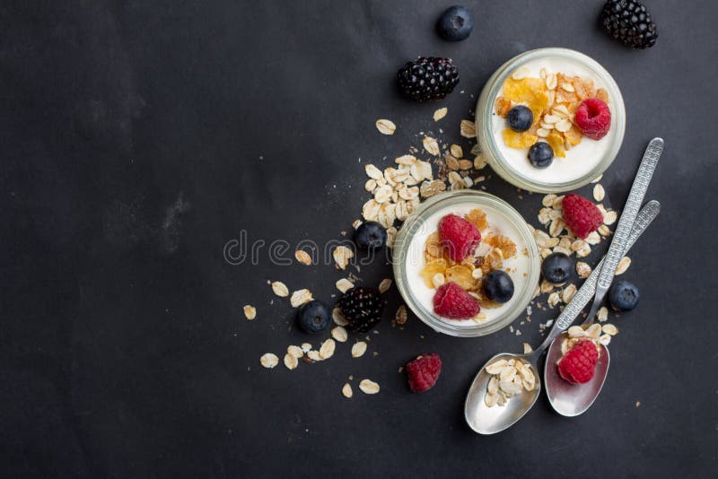 Yoghurt Met Granola Of Muesli Stock Afbeelding Afbeelding bestaande