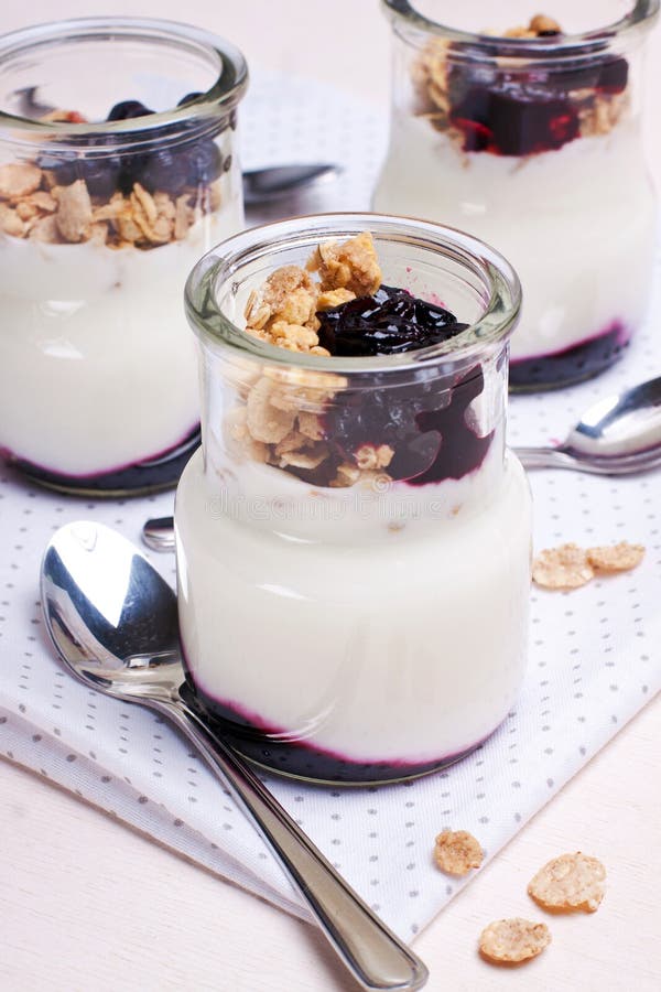 Yoghurt met muesli stock afbeelding. Image of geel, knapperig 29048449