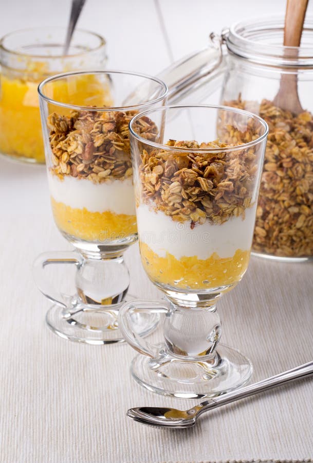 Yoghurtdessert in een glas stock fotografie Yoghurtdessert in een glas stock fotografie