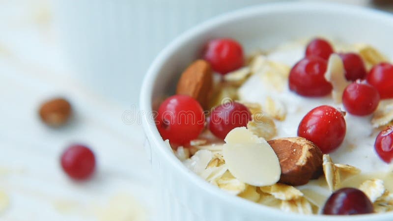 Yoghurten med tranbär, mandlar, havremjölet, mandel flagar
