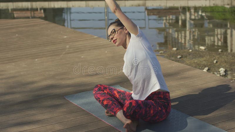 Yogi féminin pratiquant au lever de soleil