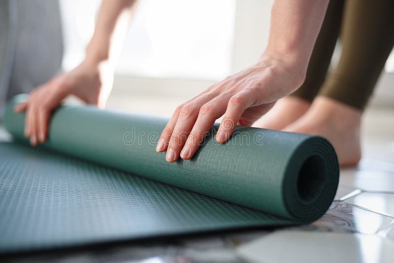 botsen over Bezwaar Yogi Woman Rolling Out Mat for Exercising Stock Photo - Image of online,  young: 229858924