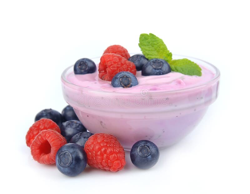 Yogurt con lamponi e mirtilli di bosco.