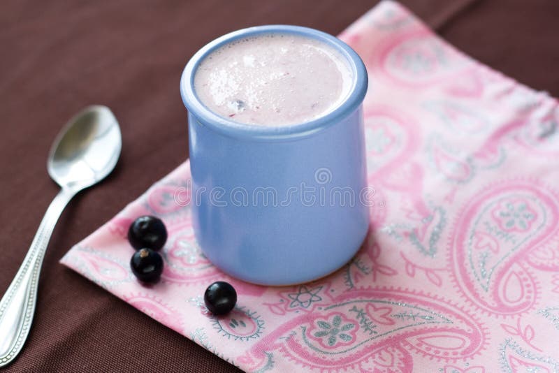 Yogurt casalingo in una ciotola ceramica su una tovaglia rosa fotografia stock libera da diritti Yogurt casalingo in una ciotola ceramica su una tovaglia rosa fotografia stock libera da diritti