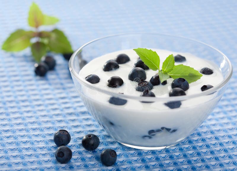 Yogurt con il mirtillo fresco immagini stock