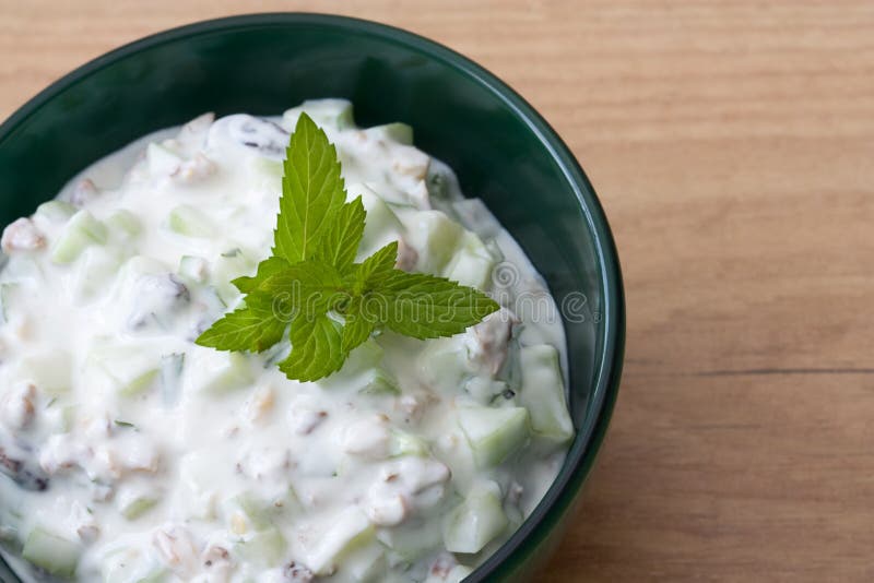 Yogurt del cetriolo con l'uva passa immagine stock libera da diritti Yogurt del cetriolo con l'uva passa immagine stock libera da diritti