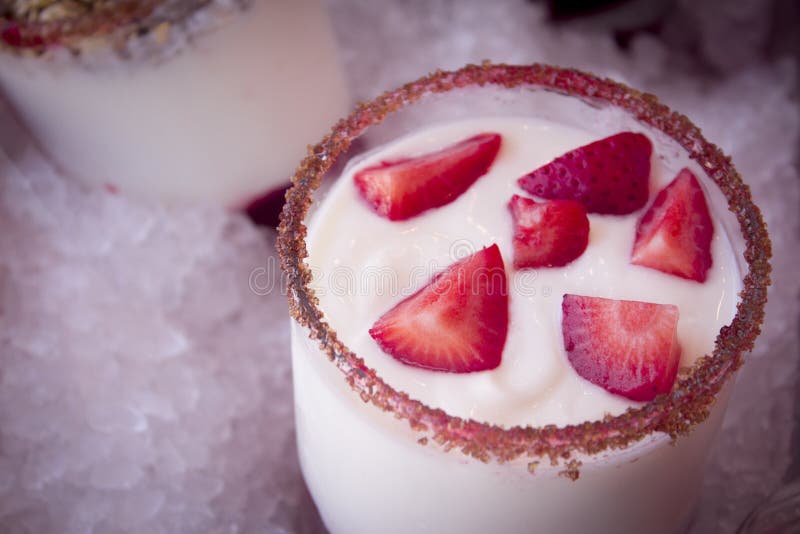 Yogurt e fragole fotografia stock. Immagine di aspetti 61360356
