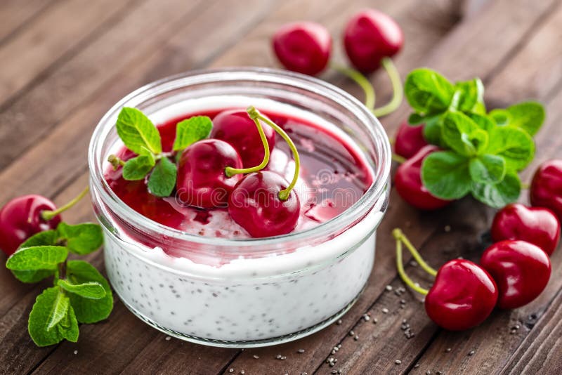 Yogurt fresco con i semi di chia e della ciliegia immagine stock Yogurt fresco con i semi di chia e della ciliegia immagine stock