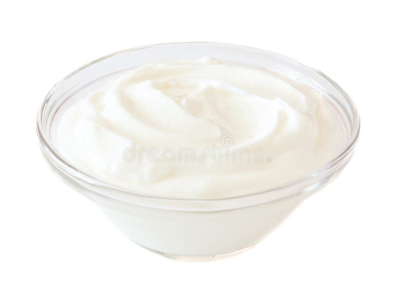 Yogurt greco in ciotola trasparente isolata su bianco