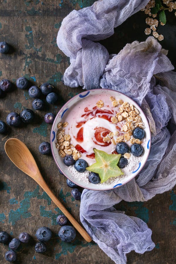 Yogurt smoothie bowl