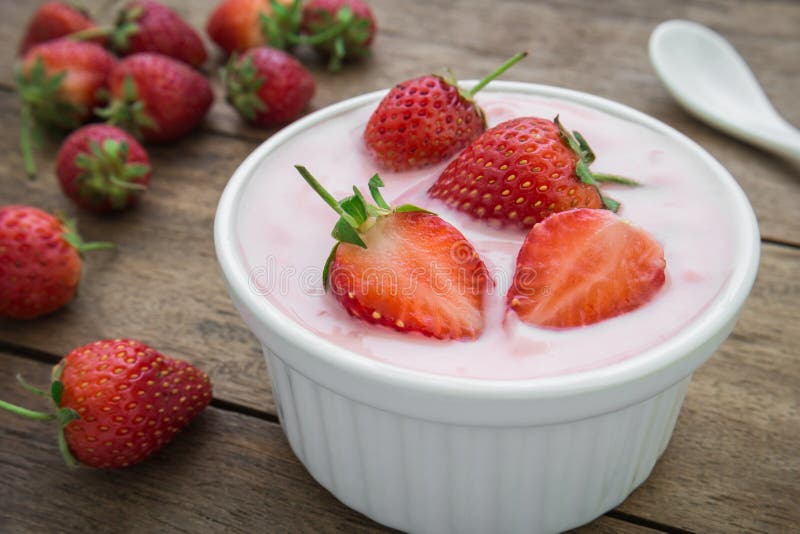 Yogurt with strawberry in bowl