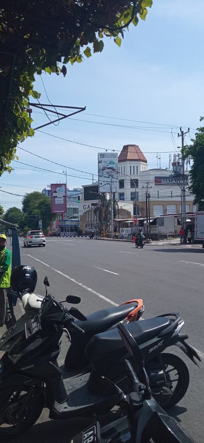 Yogyakarta August 6, 2021. The heat of the weather in Solo road shops