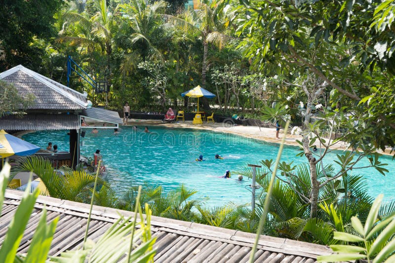 Yogyakarta, Java, Indonesia : 12 de junio de 2019 - personas que disfrutan jugando y nadando en una piscina en una zona popular imagenes de archivo Yogyakarta, Java, Indonesia : 12 de junio de 2019 - personas que disfrutan jugando y nadando en una piscina en una zona popular imagenes de archivo