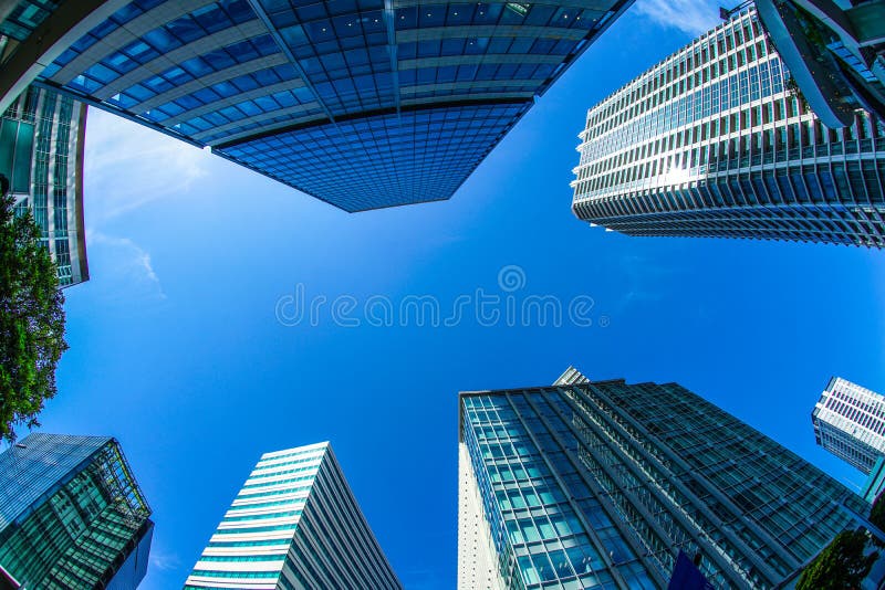 Yokohama Minato Mirai wieżowowie i niebieskie niebo obrazy royalty free