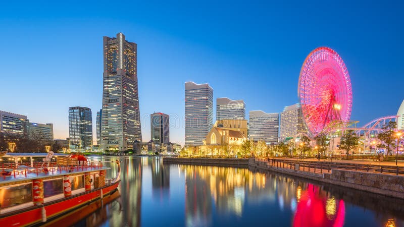 Yokohama, ορίζοντας Minato Mirai πόλεων της Ιαπωνίας τη νύχτα στοκ φωτογραφία