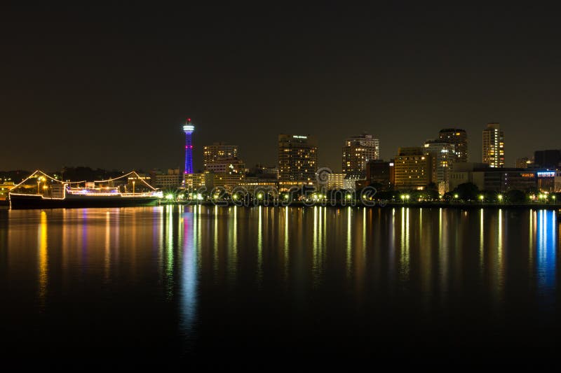 Yokohamastad bij nacht in Japan stock afbeelding