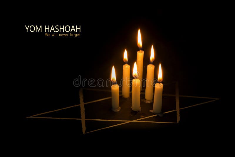 Yom Hashoah, brandende kaarsen en de ster van David tegen blac royalty-vrije stock foto's Yom Hashoah, brandende kaarsen en de ster van David tegen blac royalty-vrije stock foto's