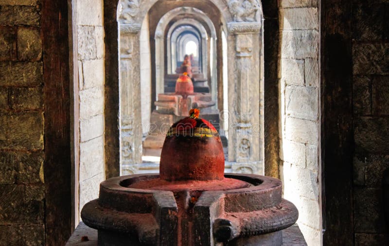 Yoni och Lingam i den Pashupatinath templet royaltyfri bild Yoni och Lingam i den Pashupatinath templet royaltyfri bild