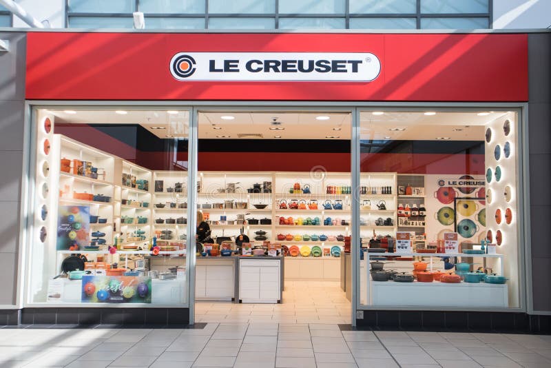 https://thumbs.dreamstime.com/b/york-great-britain-exterior-le-creuset-store-shop-showing-company-logo-sign-signage-branding-inside-shopping-centre-mall-le-184735958.jpg