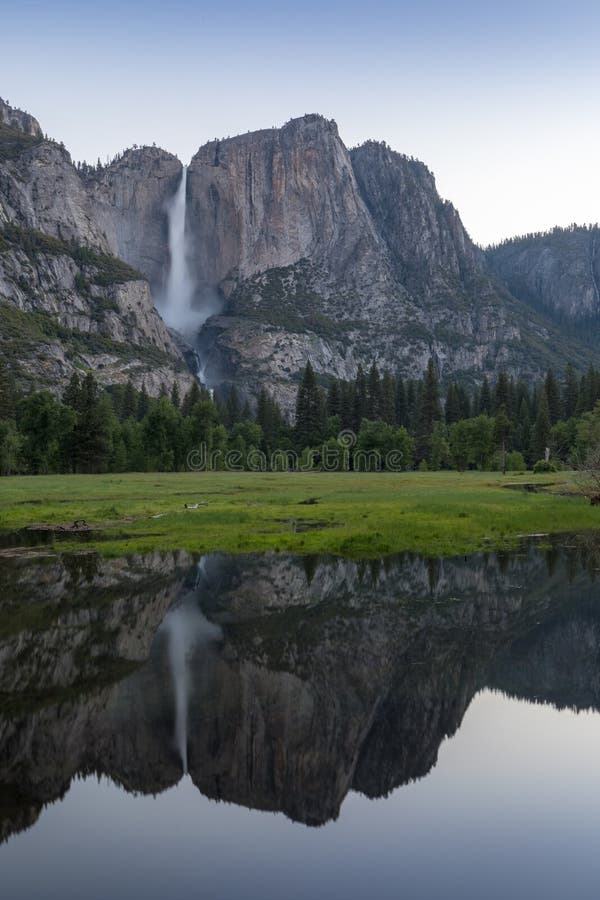 Yosemite Falls dalla valle di Yosemite, parco nazionale di Yosemite, California, U.S.A. fotografia stock Yosemite Falls dalla valle di Yosemite, parco nazionale di Yosemite, California, U.S.A. fotografia stock