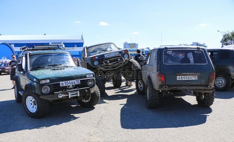 YOSHKAR-OLA, ROSJA, 2 CZERWCA 2019: Wystawa samochodowa i motocyklowa - Festiwal - Szczyt YO 2019 - Pokaz samochodowy - najbrudni obraz stock YOSHKAR-OLA, ROSJA, 2 CZERWCA 2019: Wystawa samochodowa i motocyklowa - Festiwal - Szczyt YO 2019 - Pokaz samochodowy - najbrudni obraz stock