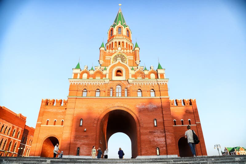 Yoshkar-Ola, Rusland - Augustus 30, 2018: Weergeven van de Toren van Blagoveshchenskaya Spasskaya op het vierkant stock foto's Yoshkar-Ola, Rusland - Augustus 30, 2018: Weergeven van de Toren van Blagoveshchenskaya Spasskaya op het vierkant stock foto's