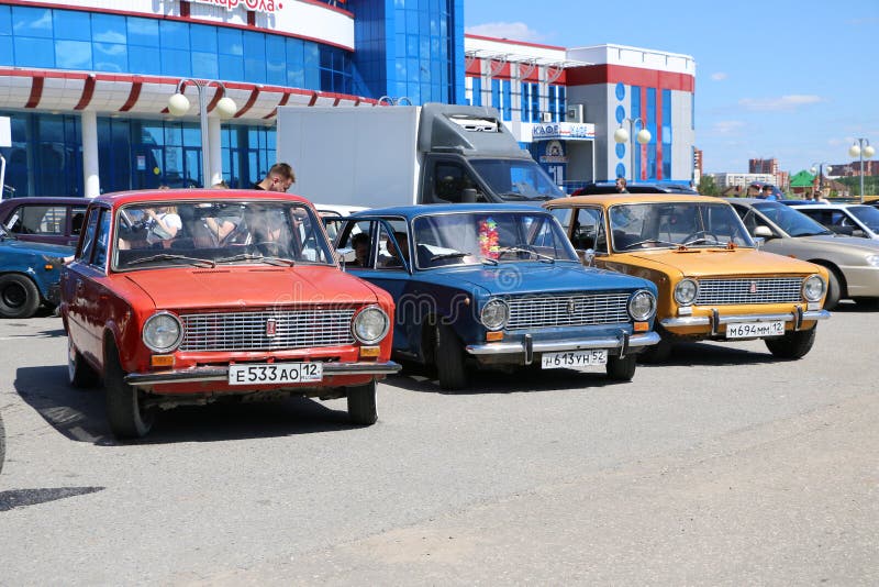 YOSHKAR-OLA, RUSSLAND, AM 2. JUNI 2019: Auto-und Motorrad-Ausstellung - Festival - Ausstellung YO-GIPFELS 2019 - Autoshow - von s stockbild YOSHKAR-OLA, RUSSLAND, AM 2. JUNI 2019: Auto-und Motorrad-Ausstellung - Festival - Ausstellung YO-GIPFELS 2019 - Autoshow - von s stockbild