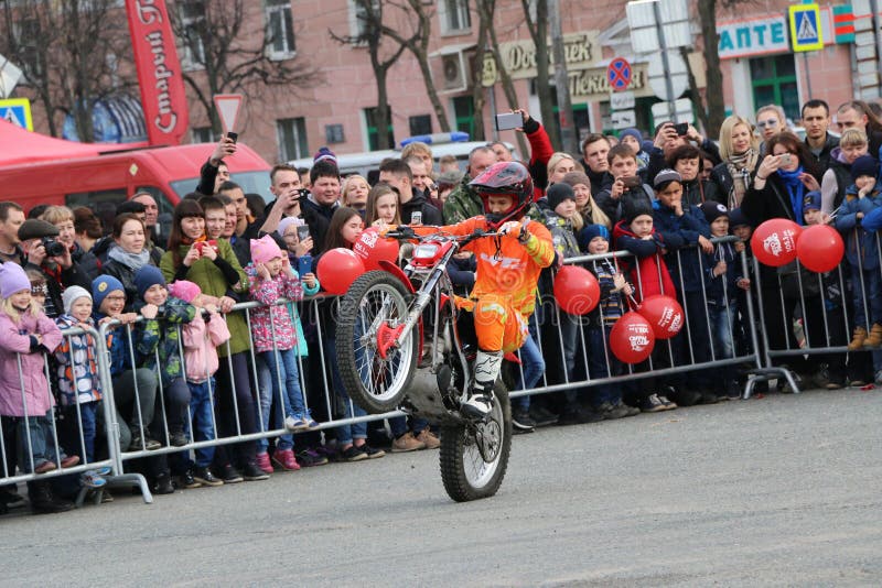 YOSHKAR-OLA, RUSSLAND - 5. MAI 2018: Motoshow im zentralen Platz der Stadt Tricks auf einem Motorrad, Stuntmane, Bremsungs-Reiten lizenzfreies stockbild YOSHKAR-OLA, RUSSLAND - 5. MAI 2018: Motoshow im zentralen Platz der Stadt Tricks auf einem Motorrad, Stuntmane, Bremsungs-Reiten lizenzfreies stockbild