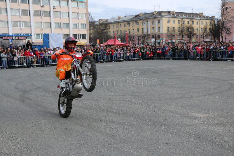 YOSHKAR-OLA, RUSSLAND - 5. MAI 2018: Motoshow im zentralen Platz der Stadt Tricks auf einem Motorrad, Stuntmane, Bremsungs-Reiten lizenzfreies stockbild YOSHKAR-OLA, RUSSLAND - 5. MAI 2018: Motoshow im zentralen Platz der Stadt Tricks auf einem Motorrad, Stuntmane, Bremsungs-Reiten lizenzfreies stockbild