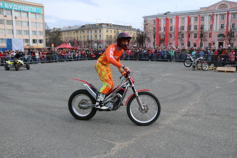 YOSHKAR-OLA, RUSSLAND - 5. MAI 2018: Motoshow im zentralen Platz der Stadt Tricks auf einem Motorrad, Stuntmane, Bremsungs-Reiten stockfoto YOSHKAR-OLA, RUSSLAND - 5. MAI 2018: Motoshow im zentralen Platz der Stadt Tricks auf einem Motorrad, Stuntmane, Bremsungs-Reiten stockfoto