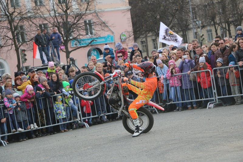 YOSHKAR-OLA, RUSSLAND - 5. MAI 2018: Motoshow im zentralen Platz der Stadt Tricks auf einem Motorrad, Stuntmane, Bremsungs-Reiten lizenzfreie stockfotografie YOSHKAR-OLA, RUSSLAND - 5. MAI 2018: Motoshow im zentralen Platz der Stadt Tricks auf einem Motorrad, Stuntmane, Bremsungs-Reiten lizenzfreie stockfotografie