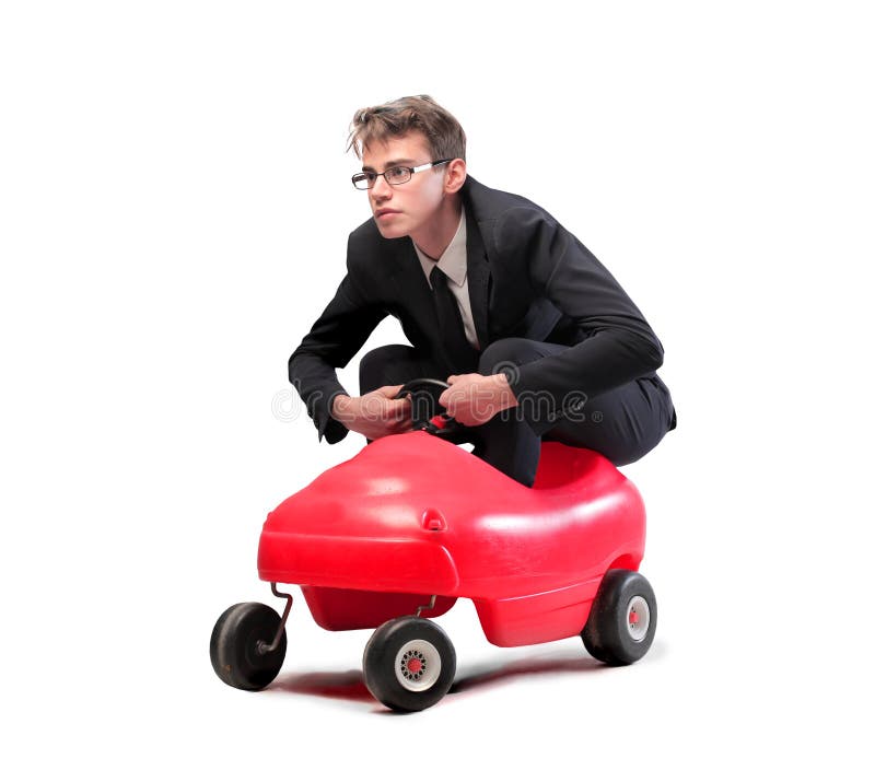 Mladý podnikatel řízení hračka auto.