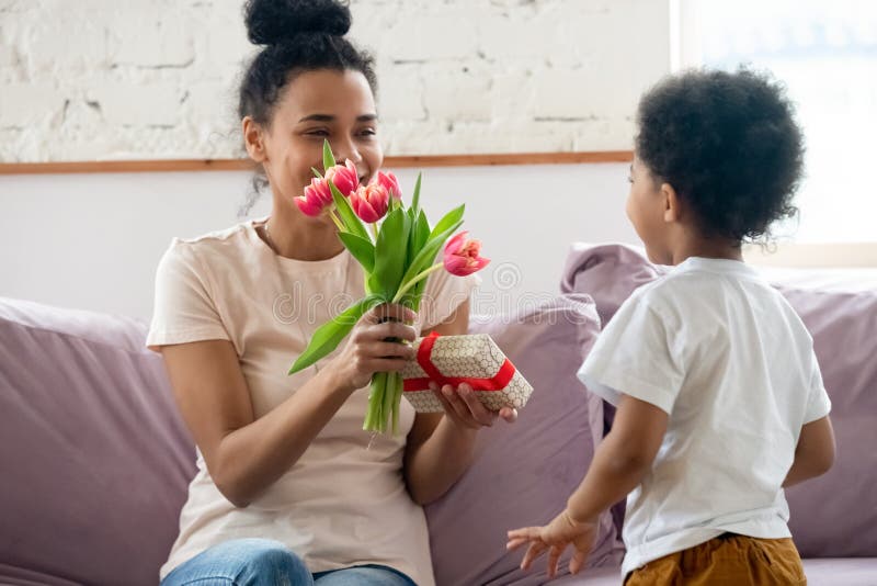 https://thumbs.dreamstime.com/b/young-african-mom-received-mothers-day-gift-box-pretty-spring-bouquet-flowers-feels-happy-grateful-little-toddler-son-boy-184984872.jpg