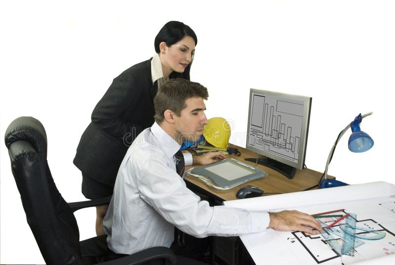 Due giovani architetti, in ufficio, lavorando su un computer portatile per un grafico di costruzione.