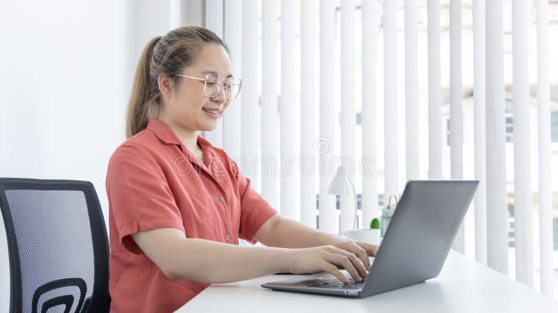 Mladý asijský žena jsou pozdrav přátelé a učitelé přes chatování a pozdrav je veselý výrazy, připojen do internetové sítě komunikace , pobyt, nový normálně,19, sociální, celosvětová počítačová síť studium.