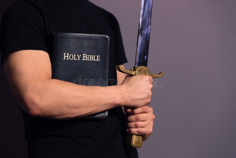Young Athletic Man met zijn Bijbel en zwaard