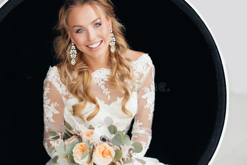 Young attractive bride with a wedding bouquet stock photography Young attractive bride with a wedding bouquet stock photography