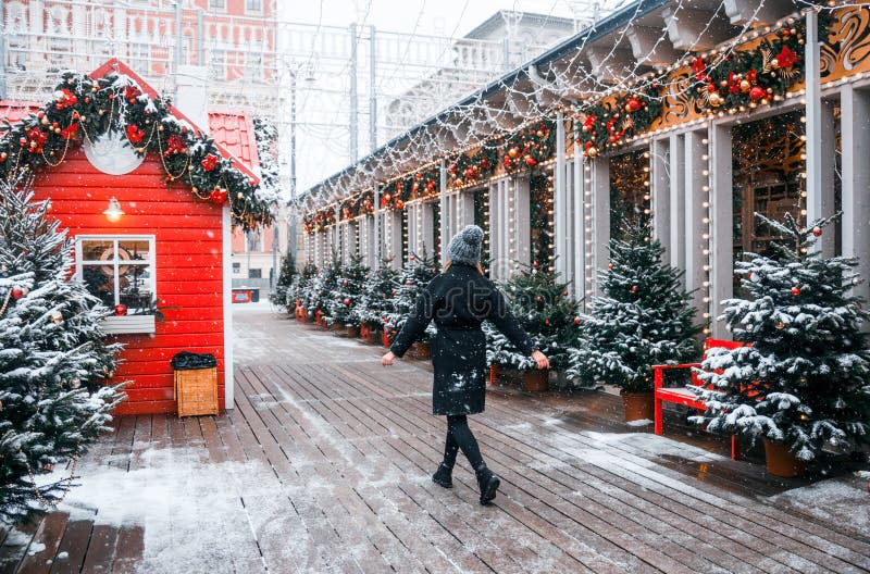 Mladá krásna módna dievčina si užíva čas cez zimnú dovolenku na vianočný večer, Moskva, Tverskaya Square