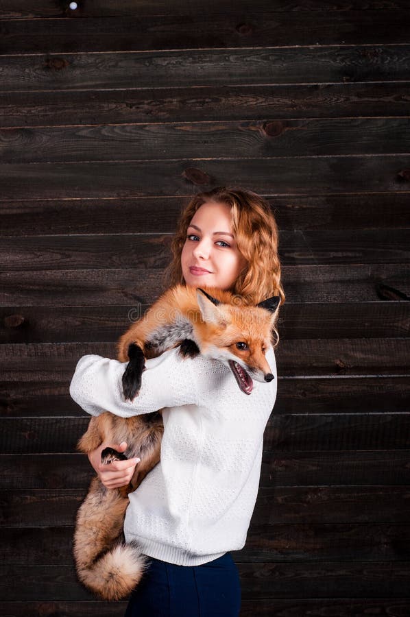 https://thumbs.dreamstime.com/b/young-beautiful-girl-holding-wild-fox-animal-was-traumatized-man-rescued-her-now-lives-as-89313645.jpg
