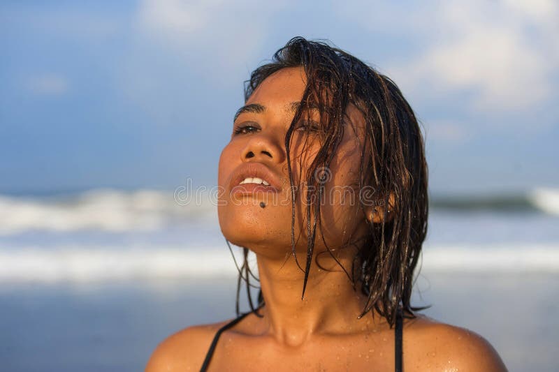 Asian Girl Looks SO Sexy In Her Bikini