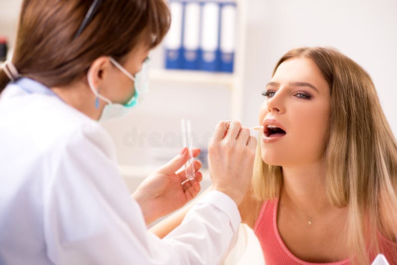 The young beautiful woman visiting female dentist stock photography The young beautiful woman visiting female dentist stock photography
