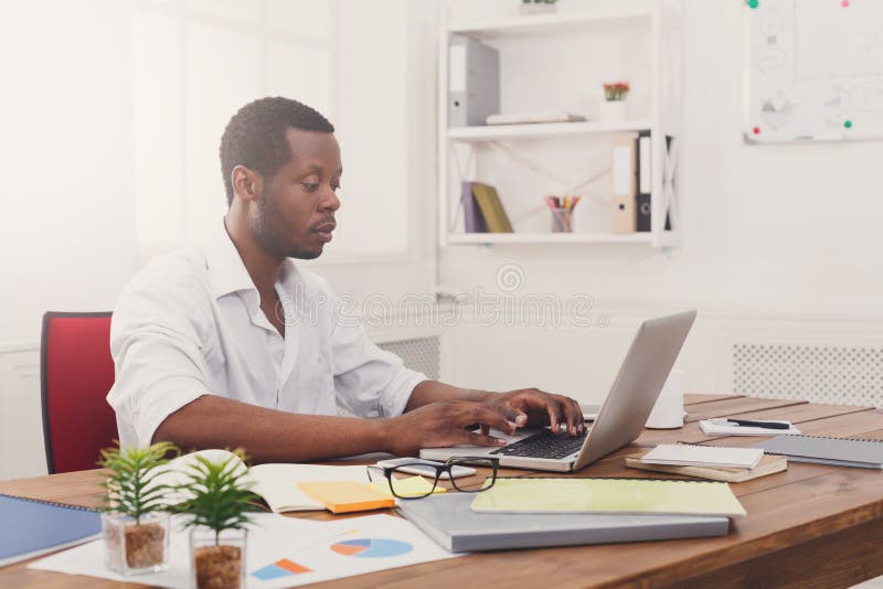 young-black-businessman-working-laptop-modern-white-office-black-businessman-working-laptop-modern-white-office-99761267 Финансова устойчивост в несигурни времена: Как малкият бизнес може да оцелее и дори да расте при икономическа нестабилност.
