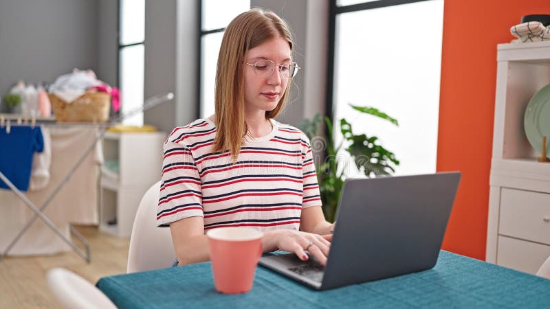 Mladý blondínka žena prenosný počítač uvoľnená výraz na jedálenský.