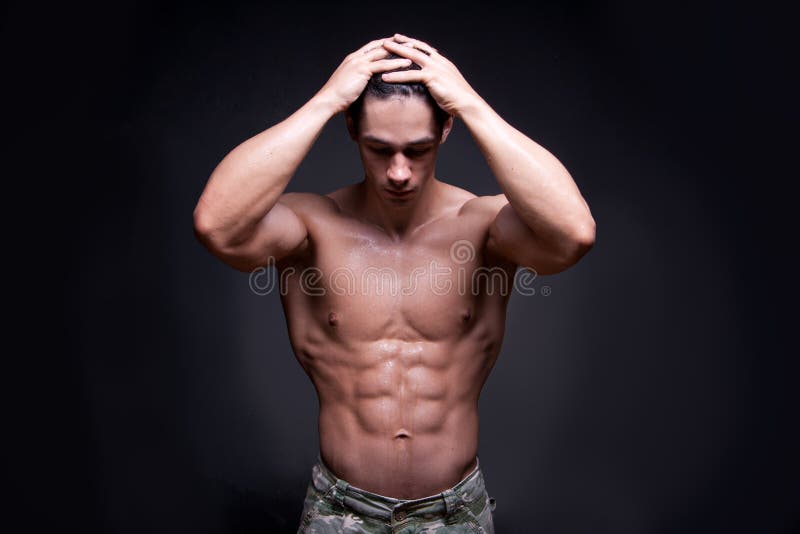 https://thumbs.dreamstime.com/b/young-bodybuilder-flexing-muscles-black-backyard-45874619.jpg