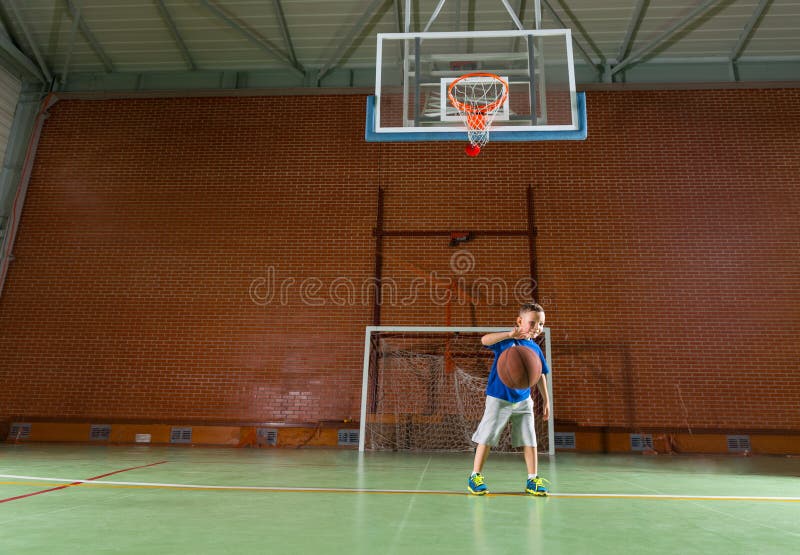 Young boy practicing his basketball royalty free stock photography Young boy practicing his basketball royalty free stock photography