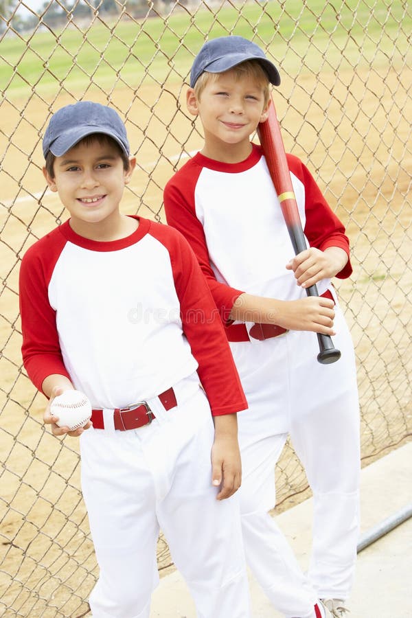 Young Boys dat Honkbal speelt stock foto Young Boys dat Honkbal speelt stock foto