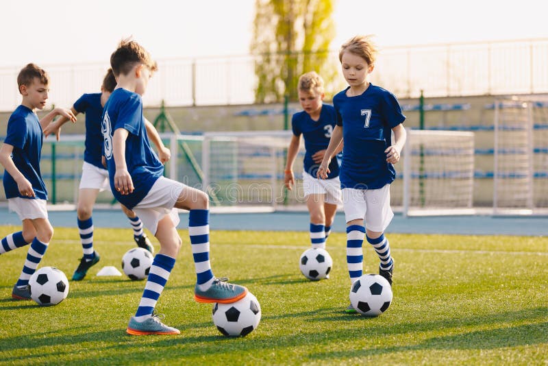 Young Boys klub sportowy na piłka nożna futbolu szkoleniu Dzieciaki Ulepsza piłek nożnych umiejętności na Naturalnej murawy trawy obrazy stock Young Boys klub sportowy na piłka nożna futbolu szkoleniu Dzieciaki Ulepsza piłek nożnych umiejętności na Naturalnej murawy trawy obrazy stock