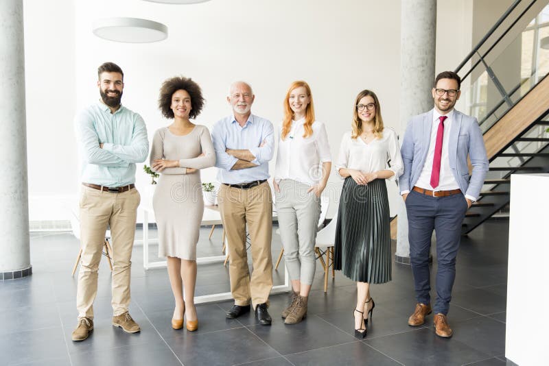 Young business people with senior colleague royalty free stock photography Young business people with senior colleague royalty free stock photography